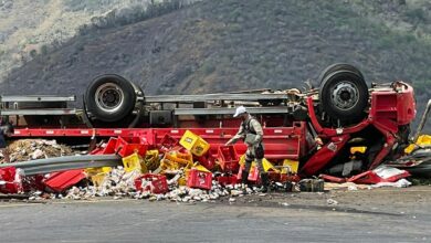 Photo of Vídeo mostra acidente com caminhão carregado com cerveja na Serra do Marçal; assista