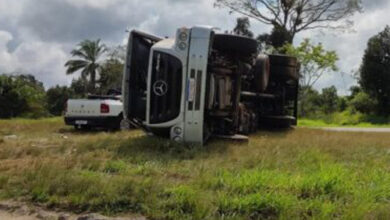 Photo of Caminhão de Vitória da Conquista se envolve em acidente em trevo no sul da Bahia