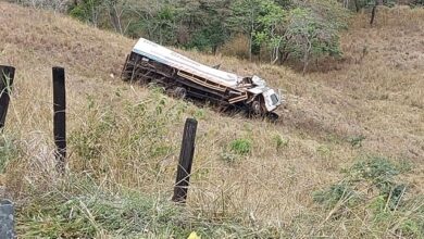 Photo of Três pessoas ficam feridas após caminhão descer ribanceira e capotar na Serra do Marçal