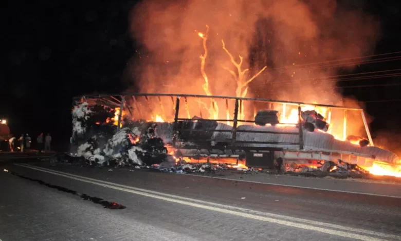 Photo of Caminhão pega fogo em batida envolvendo três veículos na Bahia; uma pessoa morreu