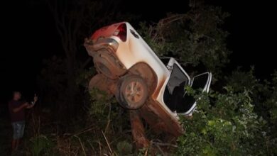 Photo of Mulher morre após acidente com caminhonete na Bahia; veículo ficou preso em copa de árvore