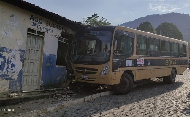 Photo of Vídeo: Ônibus escolar desce ladeira e atinge agência dos Correios em Jequié após aluno invadir veículo
