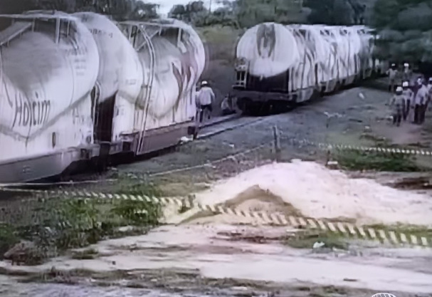 Photo of Trem carregado com cimento descarrila em área residencial em Brumado