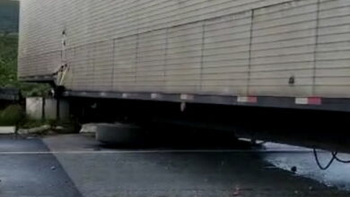 Photo of Vídeo: Caminhão que ficou atravessado na BA-262 derramou combustível na pista; rodovia foi liberada após 5 horas