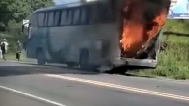 Photo of Ônibus da Camurujipe pega fogo na BR-101