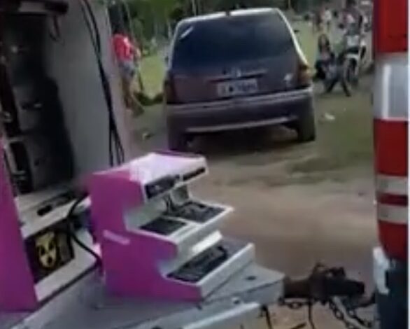Photo of Vídeo: Ambulância é usada para puxar ‘paredão’ de som em evento no sul da Bahia