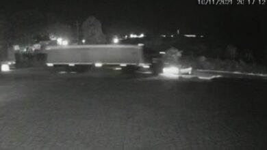 Photo of Vídeo mostra momento exato de acidente no anel viário de Conquista; carro foi arrastado por caminhão