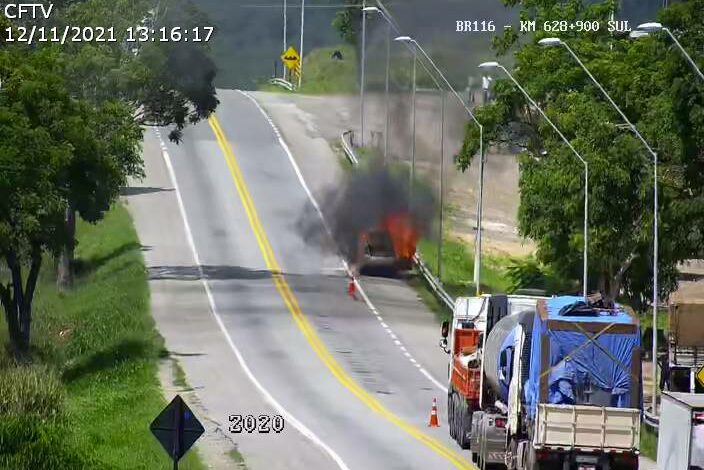 Photo of Região: Carro pega fogo na BR-116 e rodovia fica interditada