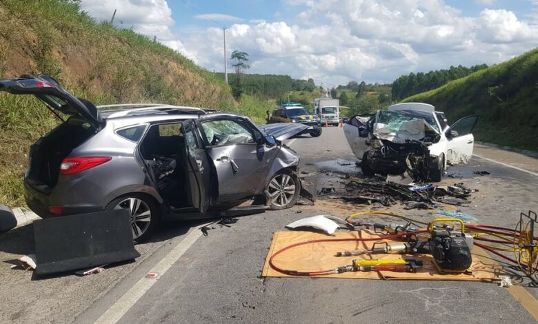 Photo of Quatro pessoas morrem e três ficam gravemente feridas após acidente entre dois carros no sul da Bahia