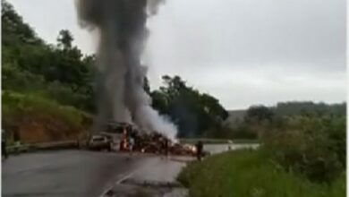 Photo of Carro e caminhão pegam fogo em acidente no sul da Bahia; uma pessoa morreu