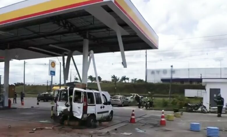 Photo of Teto de posto de combustível fica destruído na Bahia após explosão de cilindro de gás instalado em carro