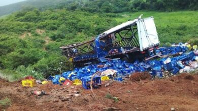 Photo of Caminhão carregado com cerveja tomba na região; motorista ficou ferido e parte da carga foi saqueada
