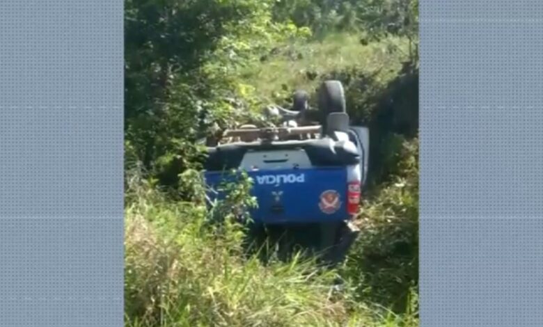 Photo of Policial militar passa mal enquanto dirigia viatura e veículo capota na Bahia