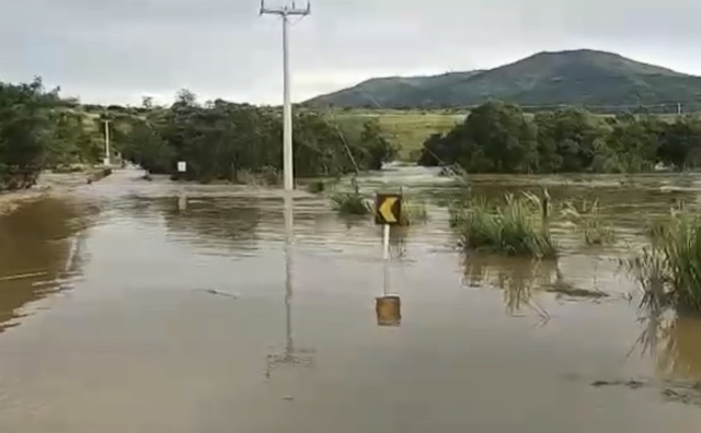 Photo of Vídeo: Rodovia fica alagada após nível do rio Pardo subir na região