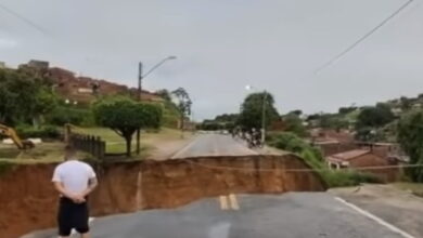 Photo of Vídeo: BR-330 fica totalmente interditada após cratera ser aberta
