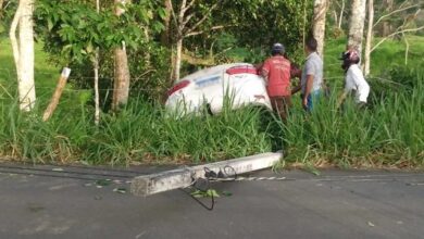 Photo of Uma pessoa morre e três ficam feridas após carro bater em árvore no sul da Bahia