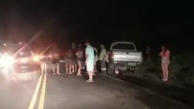 Photo of Dois homens morrem após moto ser esmagada por caminhonete na Bahia; motorista fugiu sem prestar socorro