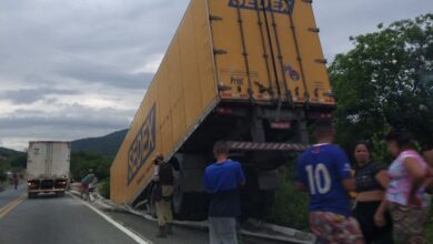 Photo of Região: Caminhão dos Correios se envolve em acidente em ponte na BR-116