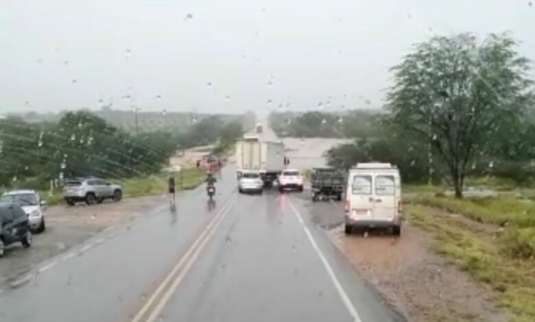 Photo of Vídeo: Após forte chuva, rio transborda e interdita BA-148
