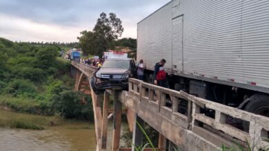 Photo of Vídeo: Duas pessoas ficam feridas após acidente na BR-116 próximo a Conquista; picape ficou pendurada em ponte