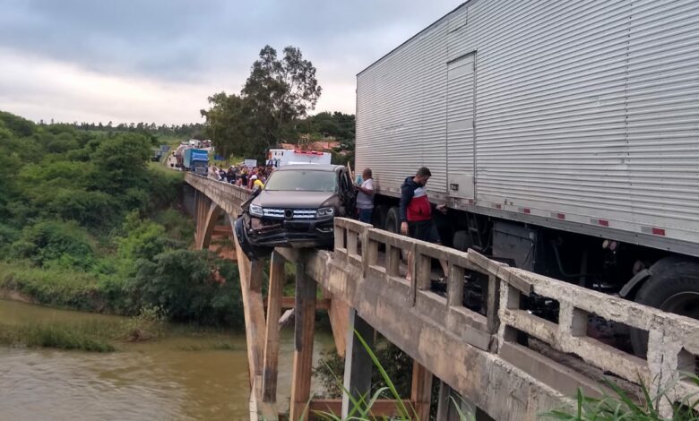 Photo of Vídeo: Duas pessoas ficam feridas após acidente na BR-116 próximo a Conquista; picape ficou pendurada em ponte