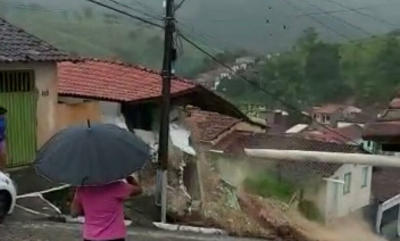 Photo of Região: Vídeo mostra momento exato em que casa desaba após forte chuva