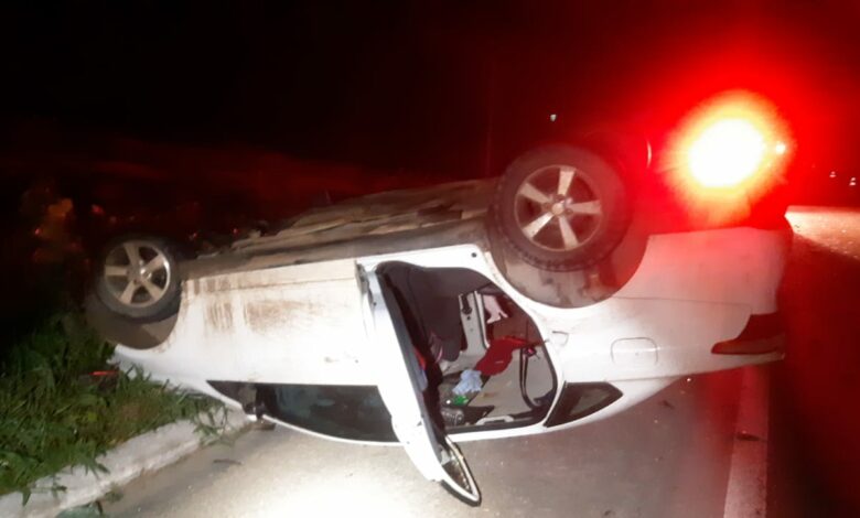 Photo of Uma pessoa morre e 11 ficam feridas após dois carros baterem de frente no sul da Bahia