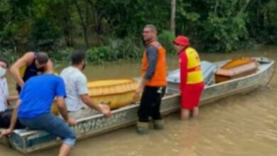 Photo of Homem resgata corpo da tia em caixão com ajuda de barco no sul da Bahia: ‘não tinha veículo para passar’