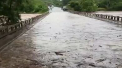 Photo of Vídeo: BR-101 é parcialmente interditada por causa das fortes chuvas que atingem o extremo sul da Bahia