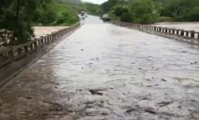 Photo of Vídeo: BR-101 é parcialmente interditada por causa das fortes chuvas que atingem o extremo sul da Bahia