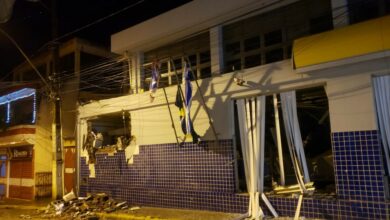 Photo of Vídeo: Agência bancária é explodida por homens armados em Iguaí; carro foi incendiado na fuga