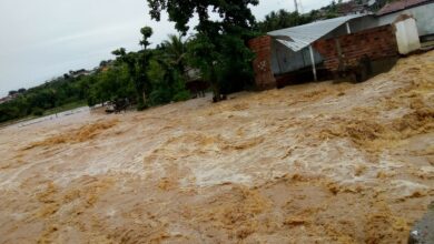 Photo of Vídeo: 10 famílias ficam desabrigadas em Macarani após forte chuva; prefeitura decreto estado de emergência
