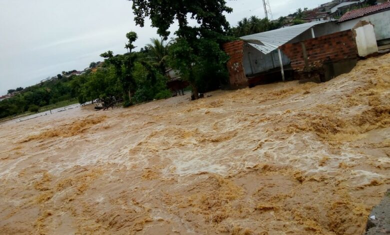 Photo of Vídeo: 10 famílias ficam desabrigadas em Macarani após forte chuva; prefeitura decreto estado de emergência