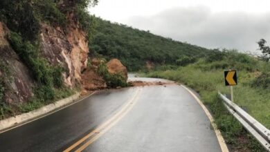 Photo of Rocha se desprende de paredão após chuva na Chapada; prefeitura divulgou alerta