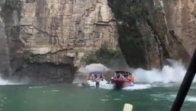 Photo of Vídeo mostra cânion desabando e atingindo lanchas de turistas em Minas; duas pessoas morreram