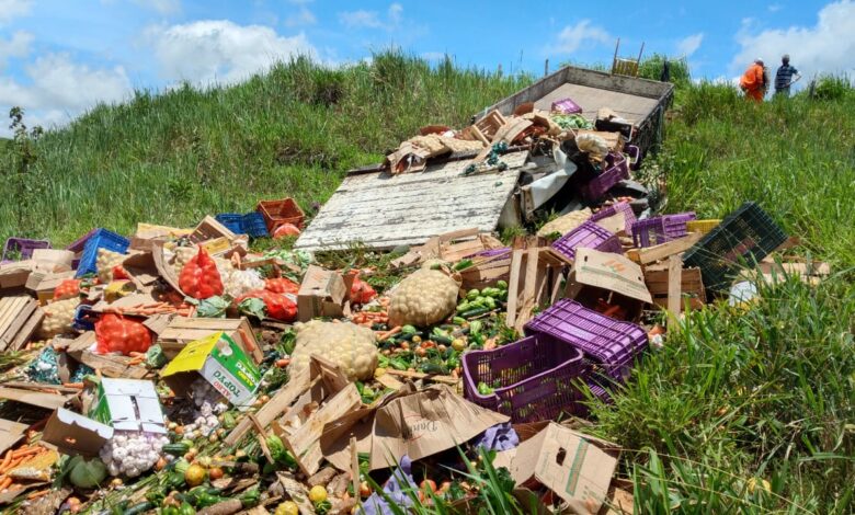 Photo of Caminhão com frutas e verduras desce a ribanceira na Serra do Marçal