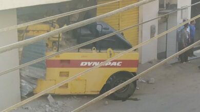Photo of Vídeo: Máquina de compactar asfalto desce desgovernada ladeira na região e assusta moradores