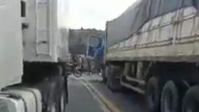 Photo of Próximo a Conquista: Uma pessoa morre após acidente entre duas carretas e um caminhão na BR-116
