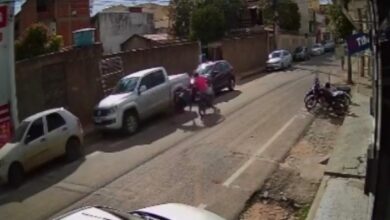 Photo of Vídeo: Homem derruba e assalta idosa de 72 anos no Centro de Guanambi