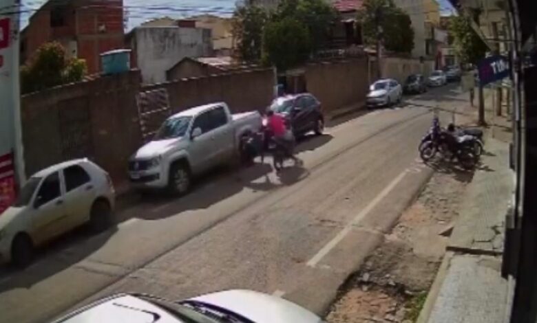 Photo of Vídeo: Homem derruba e assalta idosa de 72 anos no Centro de Guanambi