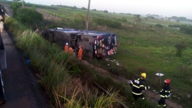 Photo of Ônibus do cantor Devinho Novaes tomba e uma pessoa morre; cantor ficou ferido