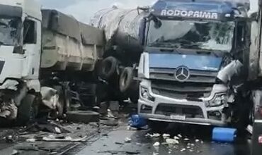Photo of Rodovia fica totalmente interditada após acidente entre três carretas e caminhão-tanque na Bahia