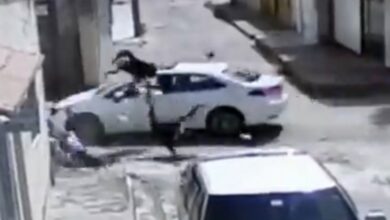 Photo of Vídeo mostra exato momento que bebê de 8 meses e seus pais são arremessados em acidente de moto na Bahia