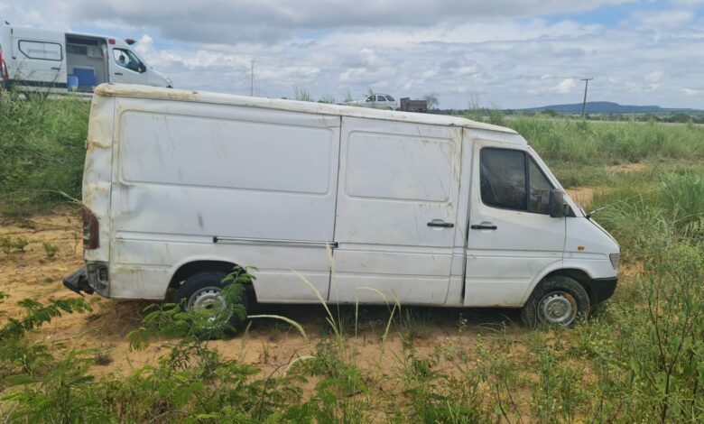 Photo of Van capota após pneu estourar na BA-262; motorista foi socorrido para o Hospital Geral