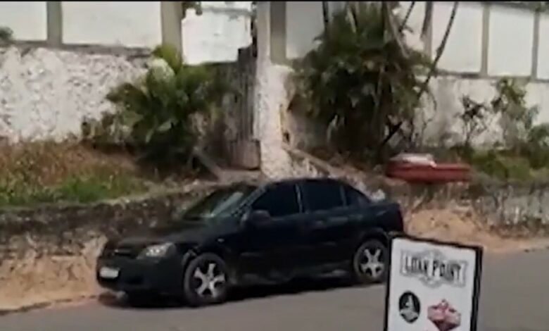 Photo of Caixão com corpo de idoso é abandonado em porta de cemitério na Bahia