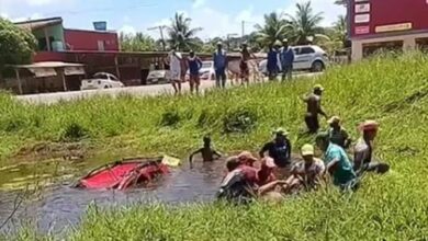 Photo of Policial militar fica ferido após desviar carro de caminhão e veículo cair em riacho no sul da Bahia