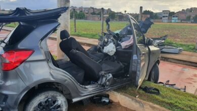 Photo of Motorista fica preso às ferragens após carro bater em poste na Bahia; veículo ficou destruído