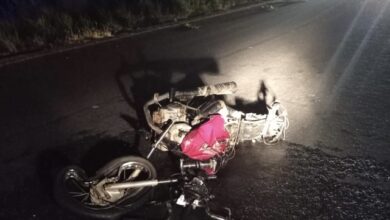 Photo of Homem de 31 anos morre após batida entre moto e carreta na região; vítima foi identificada