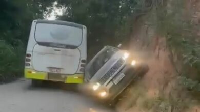 Photo of Viralizou: Carro com turistas tomba após passar entre ônibus e barranco em Porto Seguro; veja o vídeo