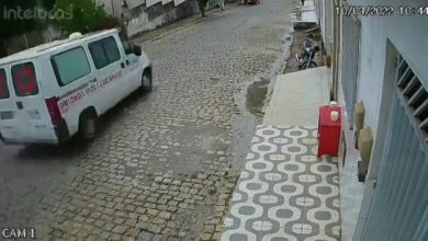Photo of Próximo a Conquista: Vídeo mostra ambulância sem freio descendo ladeira e invadindo entrada de loja; motorista ficou ferido